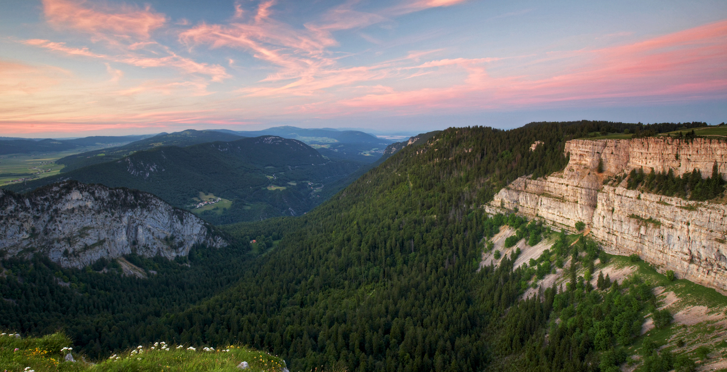 Creux du Van, destination touristique prisée dans le Val-de-Travers, Jura suisse