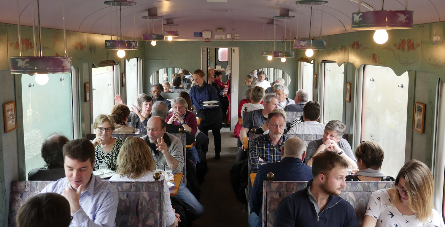 Le train gourmand pour entreprises ou groupes - de Neuchâtel aux mines d'asphalte du Val-de-Travers en passant par les vignobles neuchâtelois.