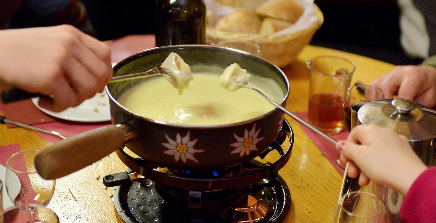 Käse Fondue Festival im Restaurant Café des Mines, Asphaltminen, Val-de-Travers. 