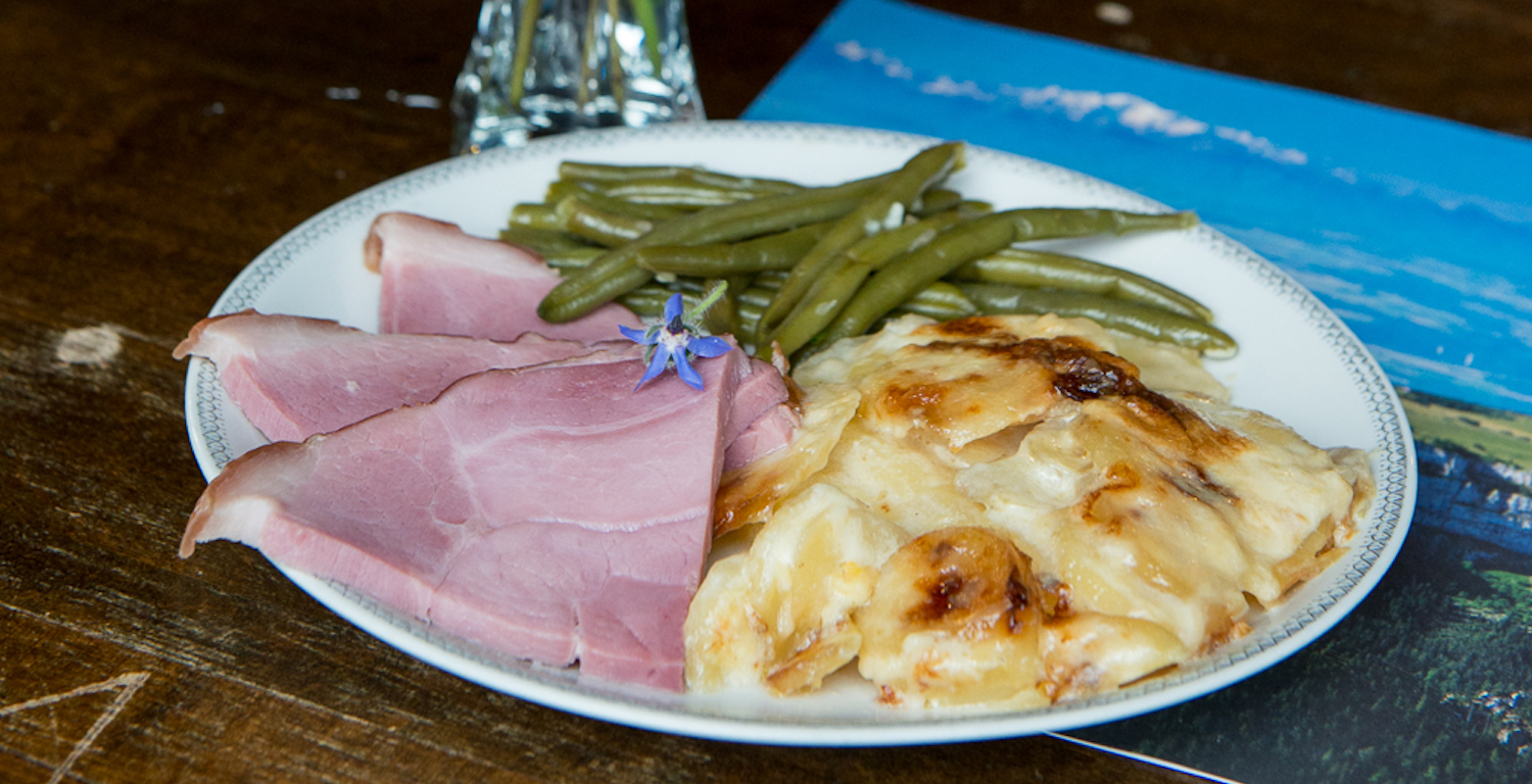 Essen im Restaurant «Café des Mines»: gekochter Schinken, Kartoffelgratin, grüne Bohnen - Asphaltminen von La Presta, Val-de-Travers