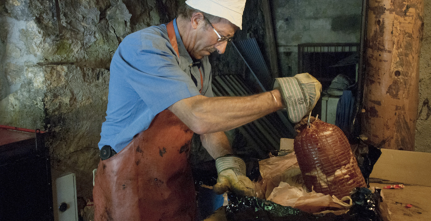 Schinken im Asphalt gekocht - eine Spezialität der Aspaltminen von La Presta im Val-de-Travers, Neuenburg